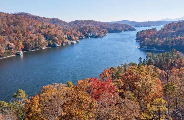 Rumbling Bald Resort home in Lake Lure - WiFi - Community Beach, Pool, Golf and more by Sunscape Property Management
