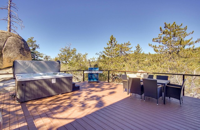 Running Springs Cabin w/ Spacious Deck + Hot Tub!