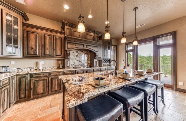 Running Wild-Huge Decks/Mtn Views/5 Acres/Hot Tub