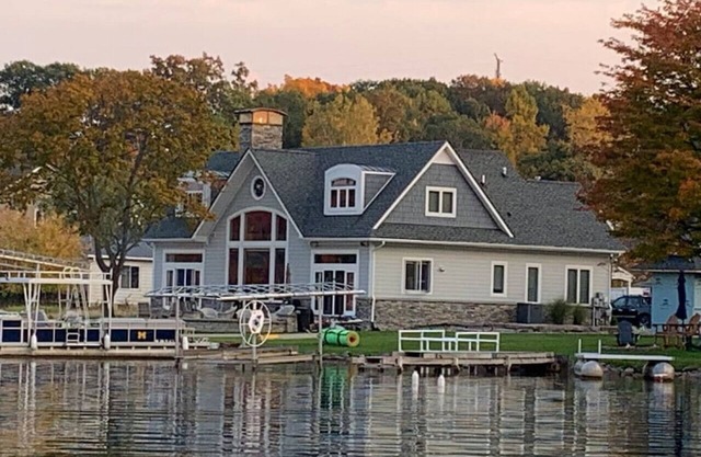 Runyan Lake House / 4 Private Suites - Sleeps 13