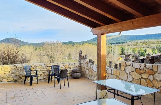 Rural apartment with barbecue and mountain views