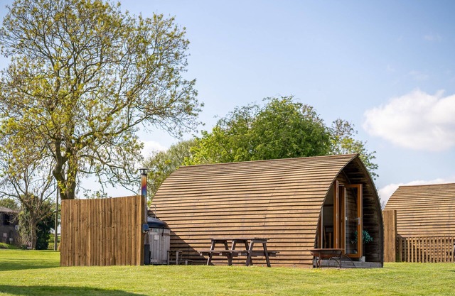 Standard-Hot Tub-Pet Free-Cabine-Douche