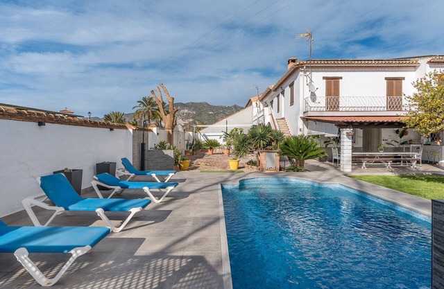 Maison de campagne 'Cortijo El Almimbral' avec vue sur les montagnes, piscine privée et Wi-Fi