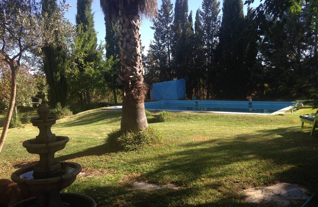 maison de campagne parmi les arbres fruitiers
