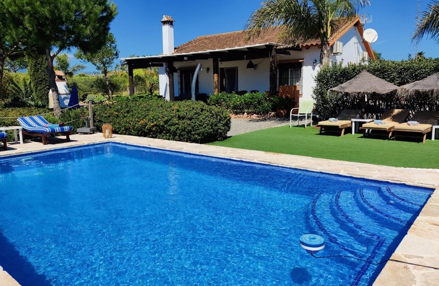 Rural house with pool, BBQ, air conditioning, wifi, 30 km from Málaga