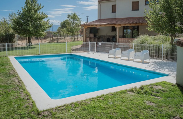 Maison Rurale 'Rural Torrecaballeros' avec Vue sur la Montagne, Piscine Privée et Wi-Fi