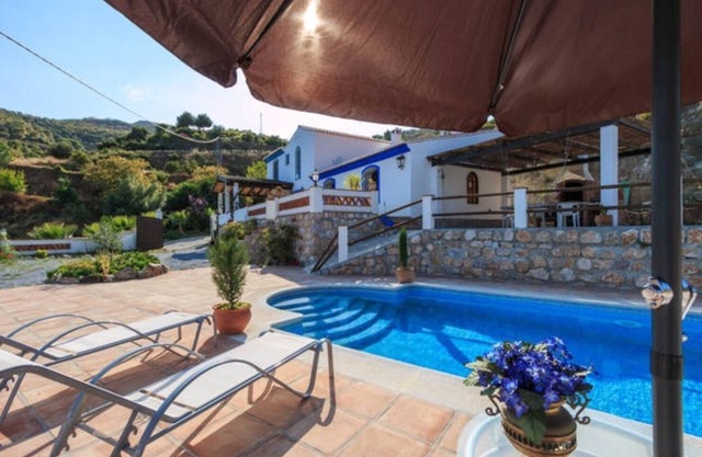 MAISON RURALE AVEC PISCINE ET BARBECUE