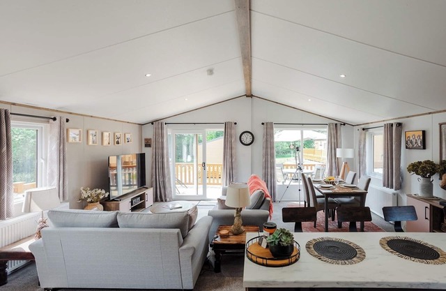 Rural Lodge - Sleeps 4 - Parking - Fishing Lake