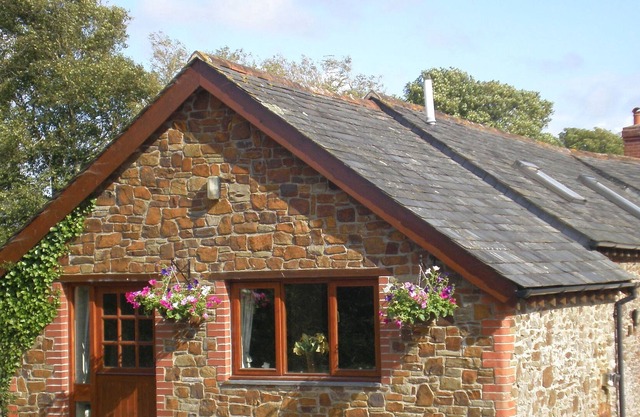 Rural Retreat with hot tub and fishing near Bude