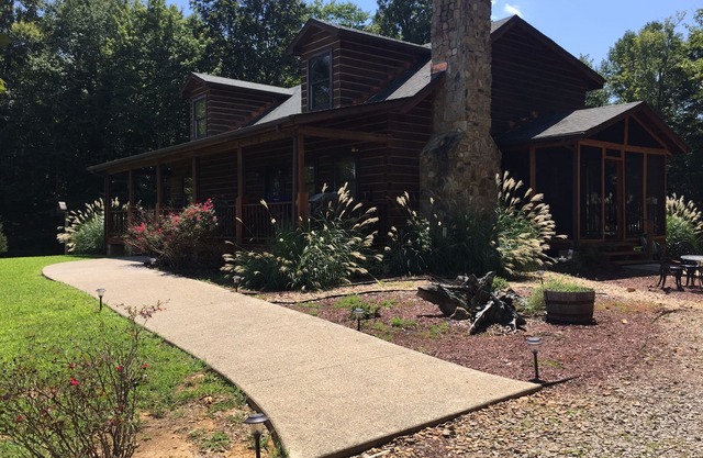 Chalet rustique en bois rond au bord du lac Cumberland.