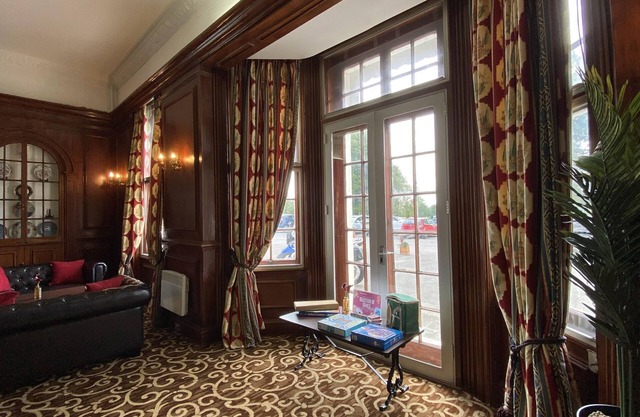 Russ Hill Hotel