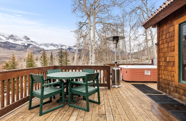 Russell Home by AvantStay | Expansive Deck, Stunning Views & Hot Tub!