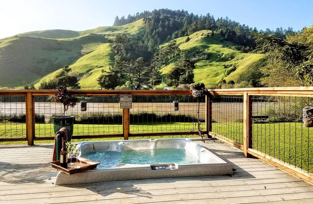 Riverfront house w/wraparound deck & hot tub - kayaks, bikes, stunning views