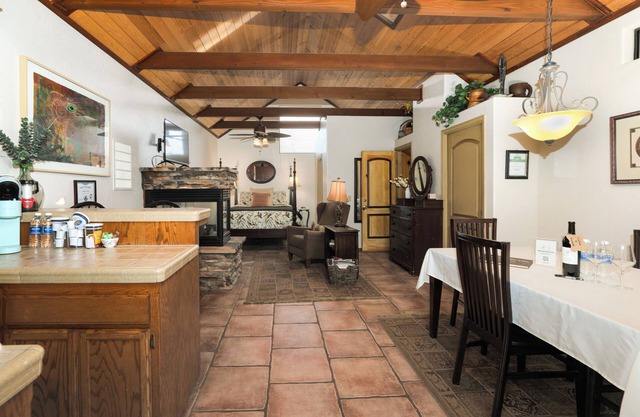 Rustic 1BD Retreat on Vineyard Drive, Wine Country Views & Privacy