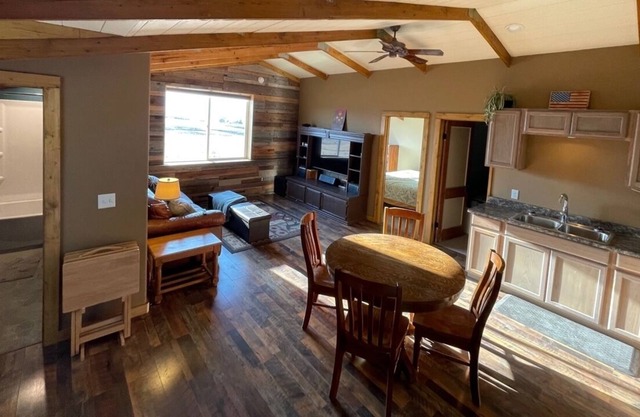 Rustic 2 bed/1 bath Cabin above shop +hot tub!