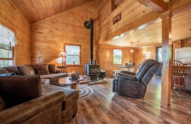 Secluded, Serene Off-Grid Log Cabin with a View!