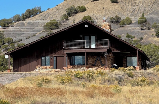 Rustic 4-Bedroom Luxury Retreat - Spectacular White River Valley Views