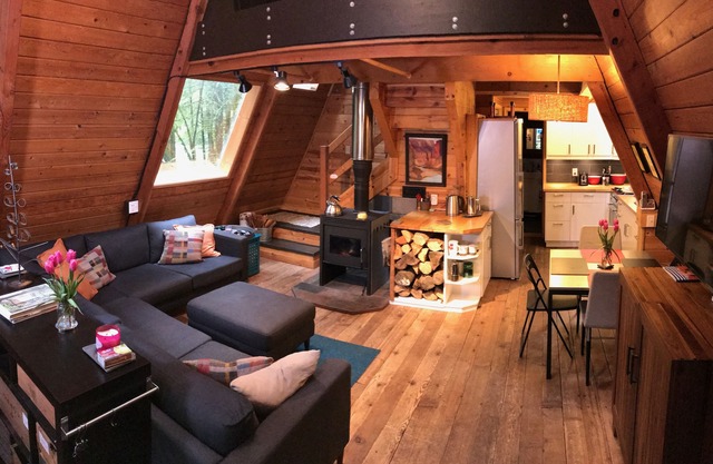 A-Frame rustique des années 70 avec un intérieur moderne et confortable.