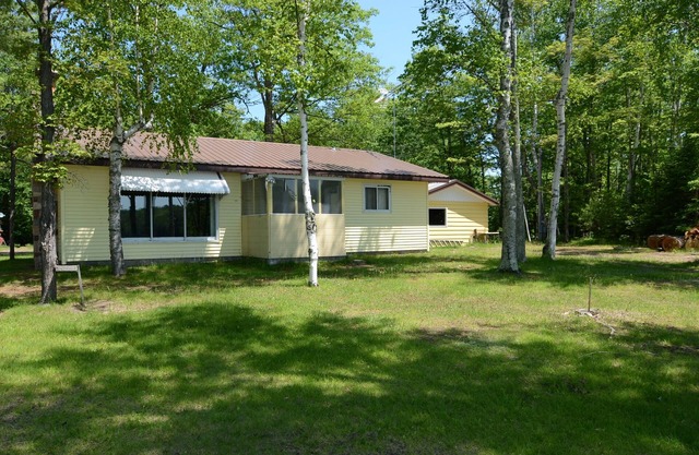 Location de cabine rustique et confortable de 2 chambres à coucher avec front difficile au niveau du lac