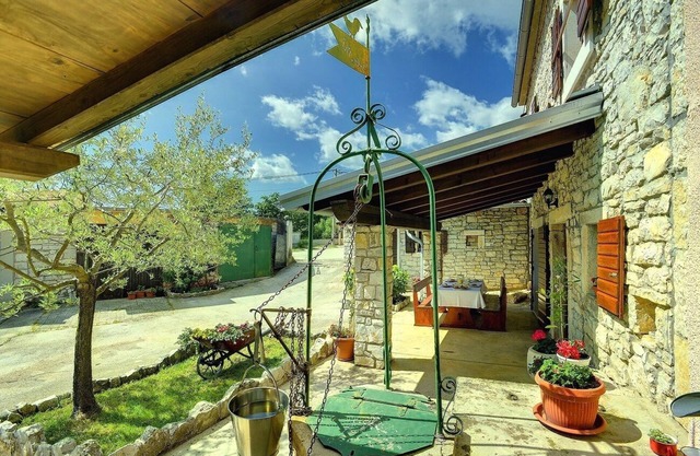 Finca en pierre rustique et moderne avec deux places de parking sur le terrain et une terrasse couverte