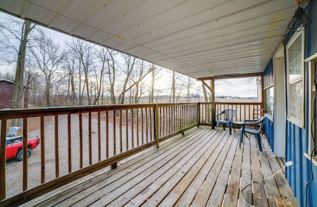 Rustic Apartment w/ Sunset Views in Elkhart!