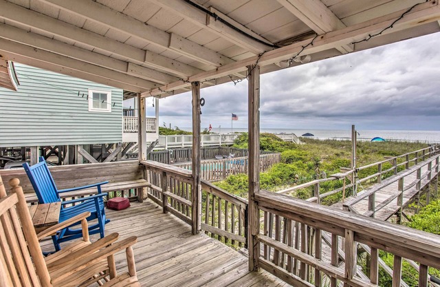 Rustic Beachfront Cottage w/ Deck & Boardwalk