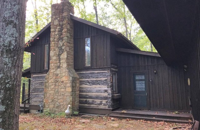 Cabine privée rustique mais confortable dans les bois