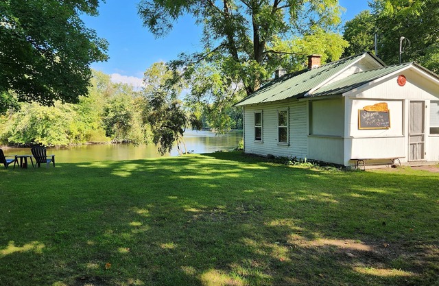 Cabine en bord de rivière avec quai de pêche