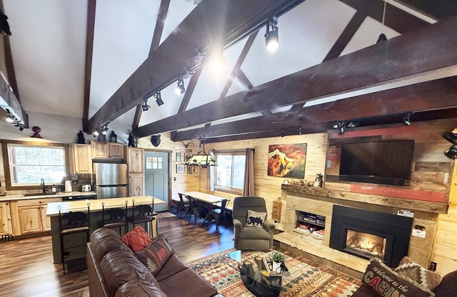 Rustic Charm|Modern Amenities|AC|Arcade|Yellowstone|Bear Paw Lodge