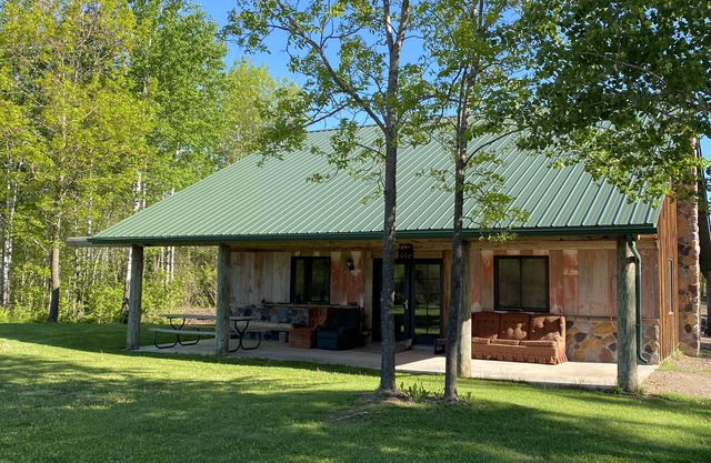 Cabane rustique dans les bois