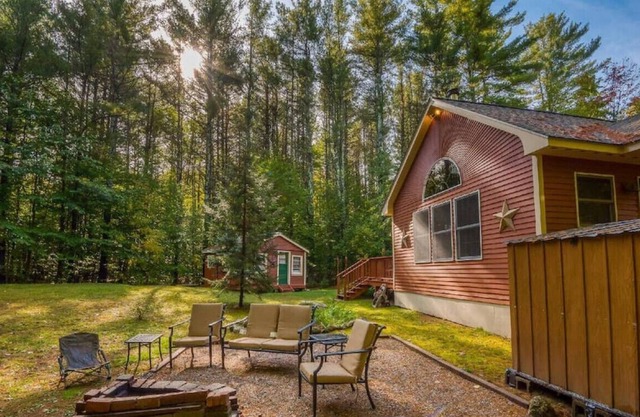 Cette maison est un 4 chambre (s) à coucher, 2 salles de bain, situé dans Center Conway, NH.