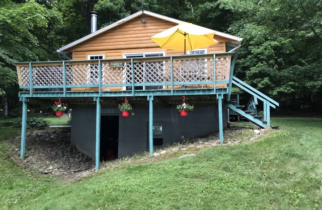 Cabane rustique nichée sur la rive ouest du lac Kentuck