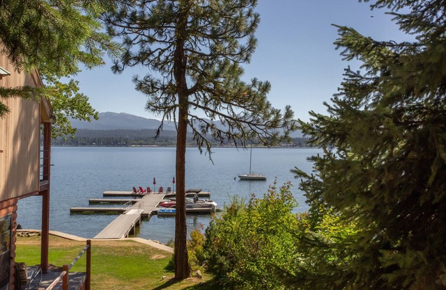 Chalet rustique sur le lac avec quai partagé