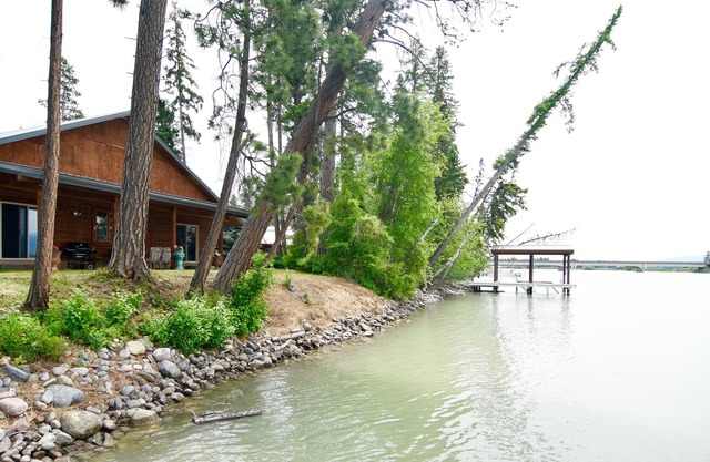 Cabane rustique sur la rivière pour aller de l'avant!