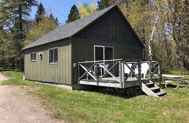 Cabane rustique sur la St. Rivière Mary