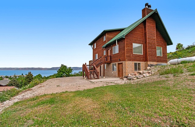 NOUVELLE LISTE! Chien, chalet rustique avec vue sur Bear Lake w / piscine et bain à remous