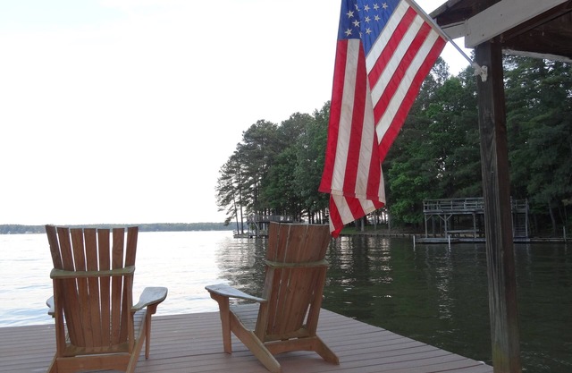 Location de chalet rustique avec accès à une crique privée au magnifique lac Gaston.