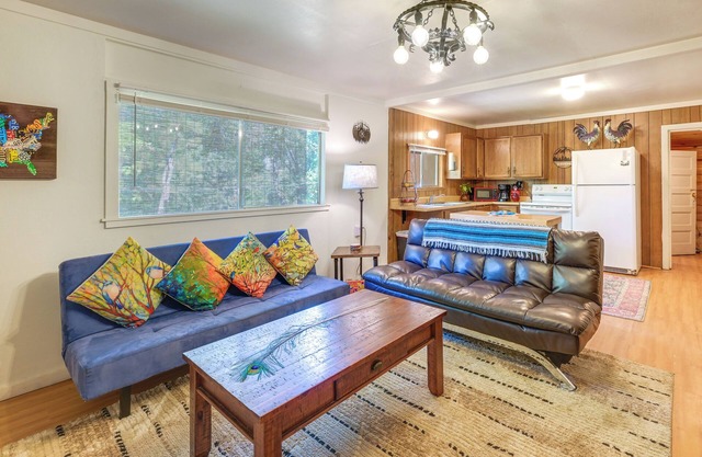 Rustic Cabin w/ Patio: 8 Mi to Kings Canyon Park