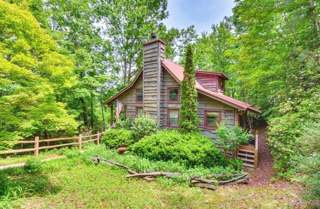 Rustic Cabin w/ Porches: 8 Mi to Tallulah Gorge!
