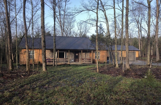 Nouvellement construit chalet rustique 3 chambres avec un lac de pêche d'un acre!