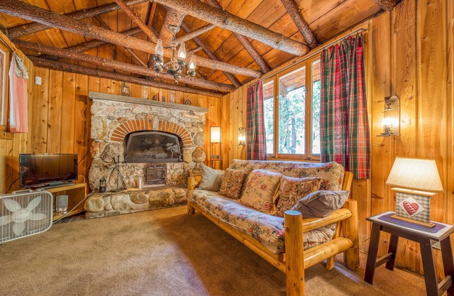 Rustique, cabine chaud w / terrasse extérieure, vue sur les bois - près de la ville!