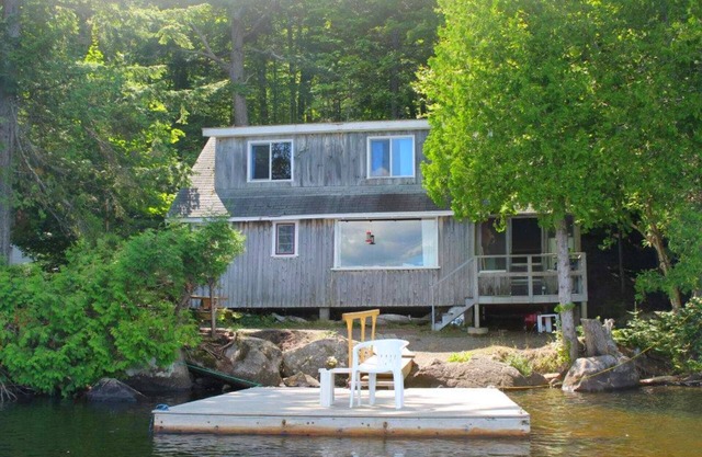 camp rustique sur les rives de la Haute-Wilson étang