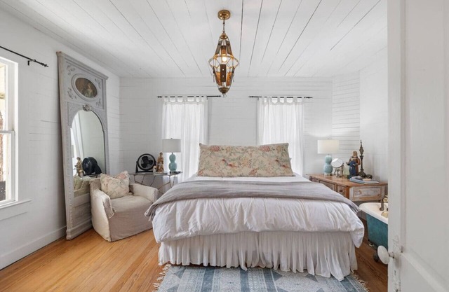 Rustic Charm in our Quaint Round Top Farmhouse!