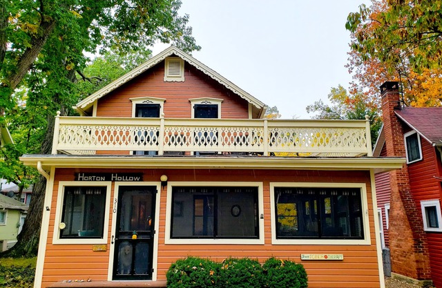 Cottage rustique avec équipements modernes - à quelques pâtés de maisons du lac / du centre-ville
