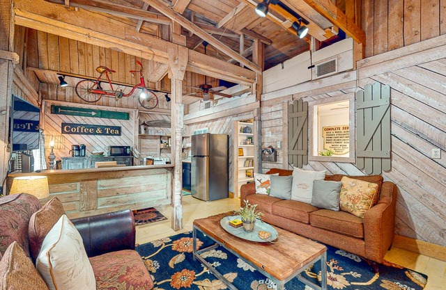 Rustic cottage with backyard & central AC - near downtown attractions