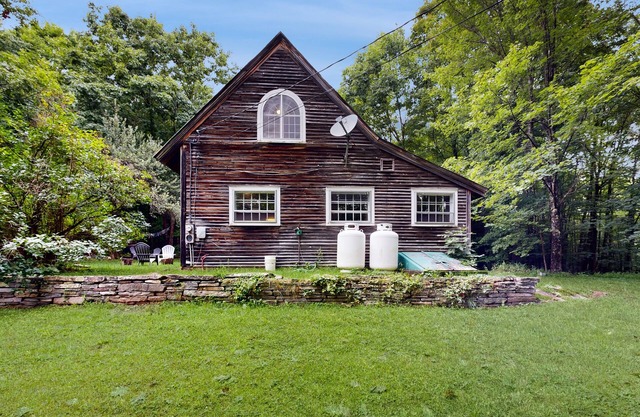 Rustic country home, wifi, firepit, w/d, kitchen, VAST trail, dog-friendly, TV's