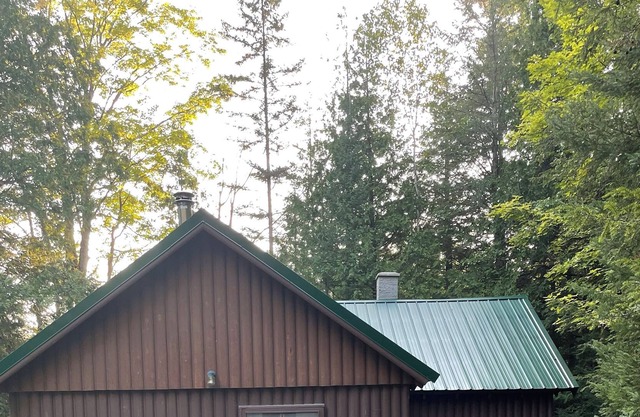 Rustic cozy cabin, close to trails and Amish shopping.