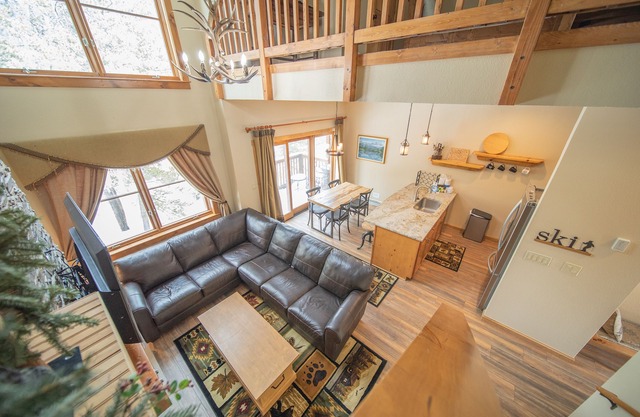 Rustic & Cozy Cabin that's Ideal for Ski Trip!