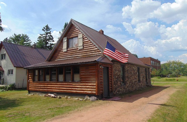Chalet confortable rustique! Sentiers de motoneige / VTT, Bond Falls et la forêt nationale d'Ottawa!
