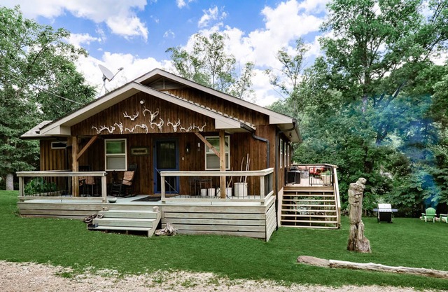 Rustic dog-friendly lakefront cabin with central AC, hot tub & washer/dryer